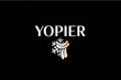 Logo minimaliste et moderne pour la marque de mode 'Yopier', avec le nom clairement mis en avant, spécialisée dans les vêtements et accessoires d’hiver pour hommes et femmes. Typographie élégante et icône épurée évoquant chaleur ou style hivernal (flocon, écharpe ou veste). Palette sobre noir, blanc et beige subtil ou bleu glacé. Look premium, cosy et tendance, parfait sur fond noir