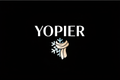 Logo minimaliste et moderne pour la marque de mode 'Yopier', avec le nom clairement mis en avant, spécialisée dans les vêtements et accessoires d’hiver pour hommes et femmes. Typographie élégante et icône épurée évoquant chaleur ou style hivernal (flocon, écharpe ou veste). Palette sobre noir, blanc et beige subtil ou bleu glacé. Look premium, cosy et tendance, parfait sur fond noir